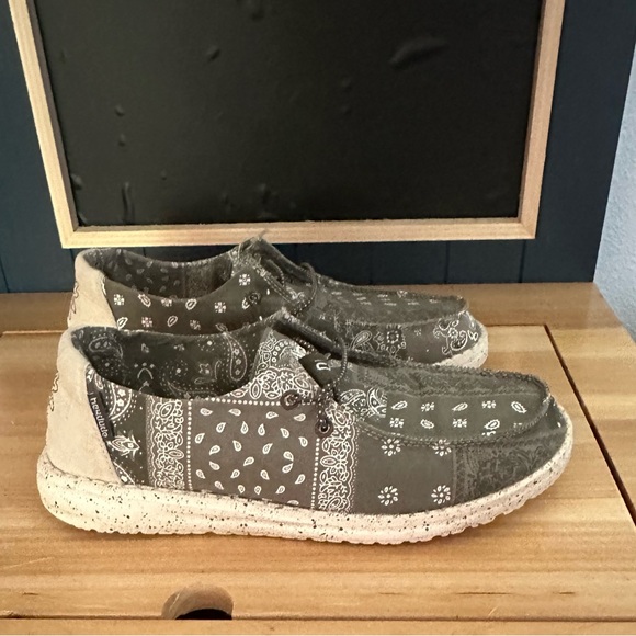 Hey Dude loafers Size 7. Green color, bandanna design. Ver g condition - Picture 3 of 5